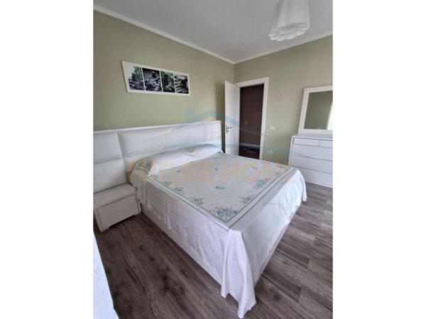 Durres, jepet me qera apartament 2+1+Ballkon Kati 8, 120 m² 400 € (Fusha e Reres)
