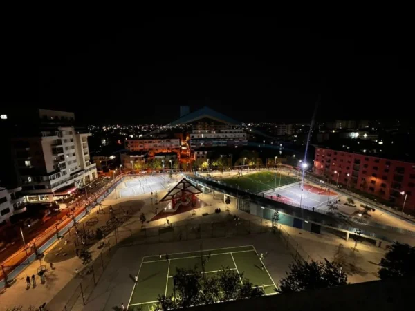 Durres, jepet me qera apartament 2+1+Ballkon Kati 8, 120 m² 400 € (Fusha e Reres)
