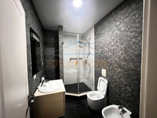 Durres, jepet me qera apartament 2+1+Ballkon Kati 8, 120 m² 400 € (Fusha e Reres)