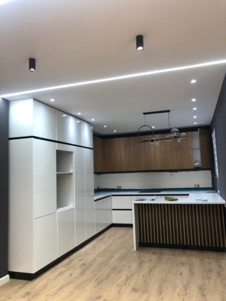 Tirane, jepet me qera apartament 2+1+Aneks+Ballkon Kati 6, 90 m² 500 € (rruga 5 maj)