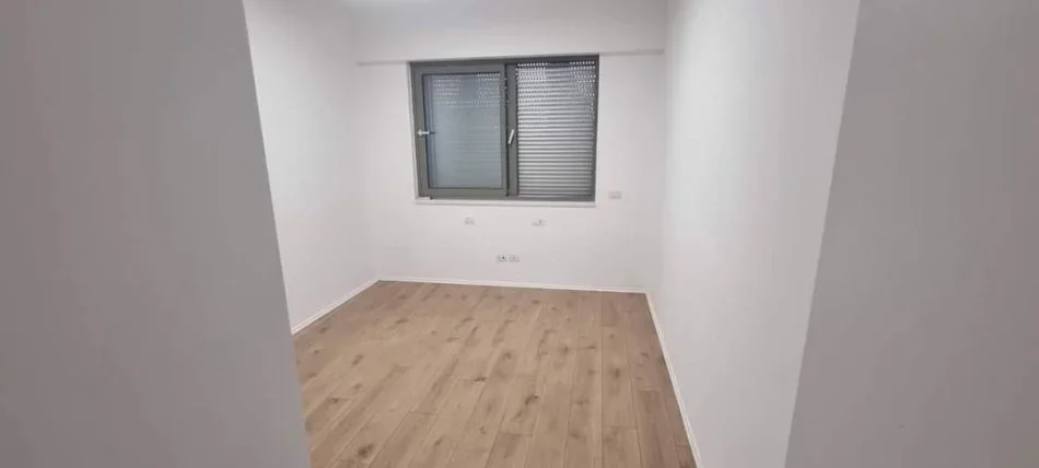 Tirane, jepet me qera zyre Kati 4, 118 m² 1.400 € (bllok)