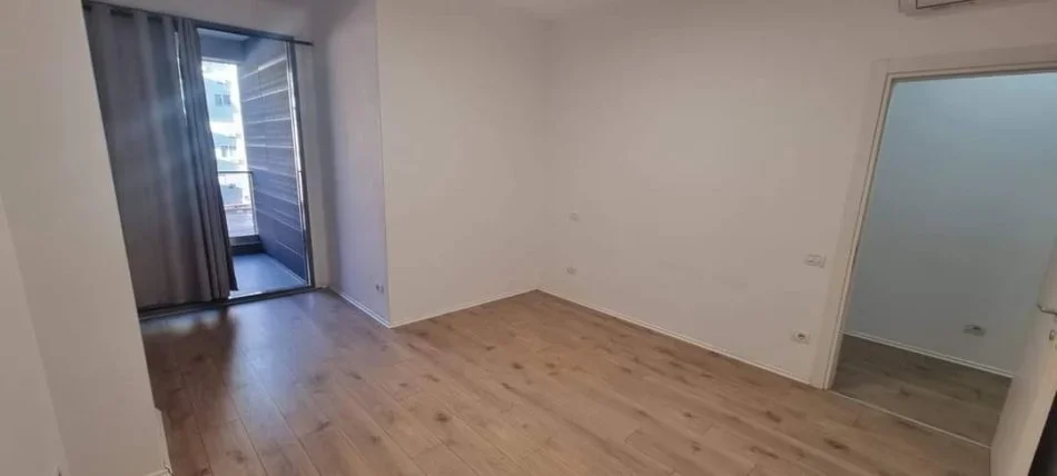Tirane, jepet me qera zyre Kati 4, 118 m² 1.400 € (bllok)
