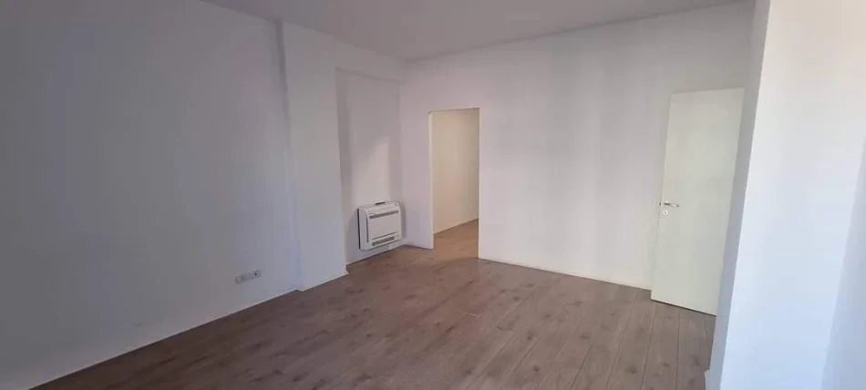 Tirane, jepet me qera zyre Kati 4, 118 m² 1.400 € (bllok)