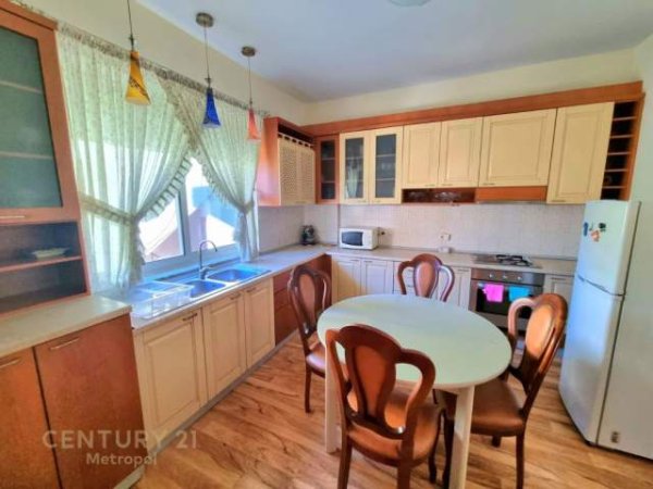 Tirane, jepet me qera apartament 3+1 Kati 2, 99 m² 400 Euro (Siri Kodra)