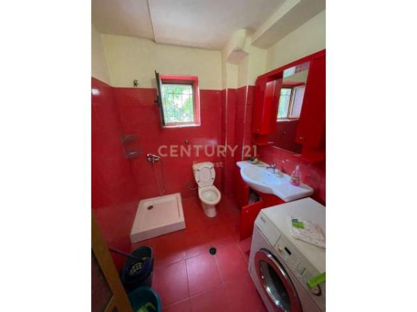Tirane, jepet me qera apartament 1+1 Kati 2, 65 m² 300 Euro (VASIL SHANTO)