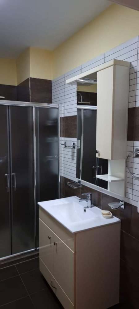 Apartament 2+1 me qira, 21-dhjetori ne kompleks banimi Tirane✔️
