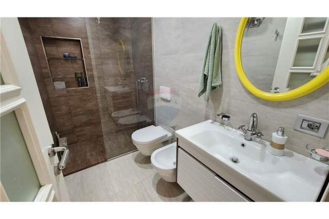 Tirane, jepet me qera apartament 109 m² 900 Euro (liqeni i thate)