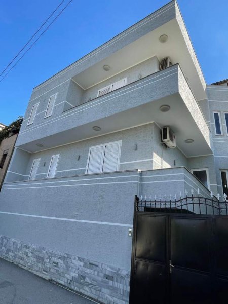 Tirane, shitet shtepi 3 Katshe Kati 3, 345 m² 330.000 Euro (Laprake, Prane Spitalit Ushtarak)