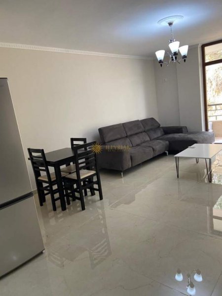 Tirane, jepet me qera apartament 1+1 Kati 2, 65 m² 400 Euro (Kopshti Botanik)