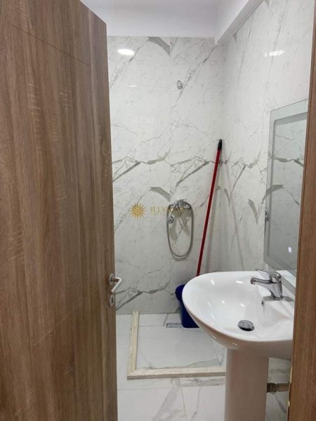 Tirane, jepet me qera apartament 1+1 Kati 2, 65 m² 400 Euro (Kopshti Botanik)