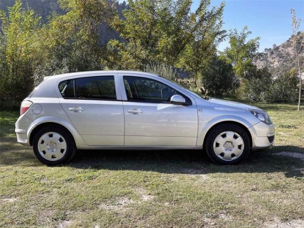 Tirane, ofert makine Opel Astra Viti 2004, 2.700 Euro