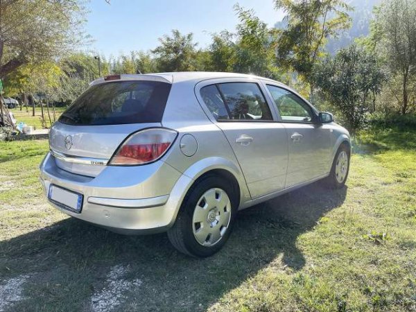 Tirane, ofert makine Opel Astra Viti 2004, 2.700 Euro