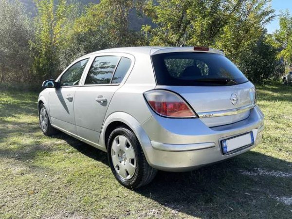 Tirane, ofert makine Opel Astra Viti 2004, 2.700 Euro