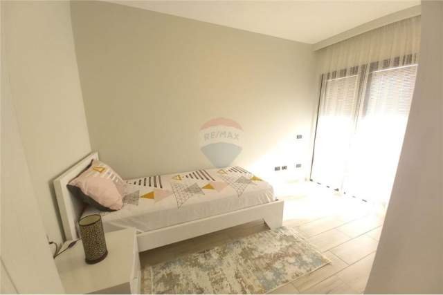 Tirane, jepet me qera apartament 2+1+BLK Kati 6, 1.000 Euro (Rruga e kavajes)