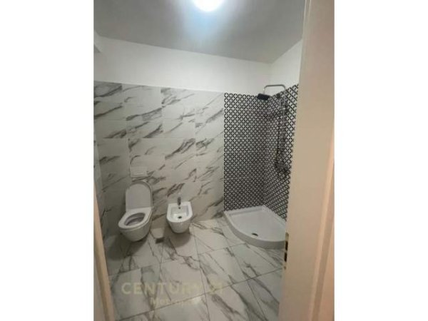 Tirane, jepet me qera apartament 2+1 Kati 8, 93 m² 450 Euro