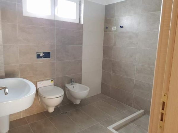 Tirane, jepet me qera apartament 2+1 Kati 3, 306 m² 1.200 Euro (Mbrapa ministrise se jashtme)