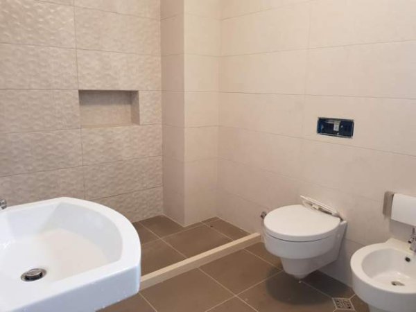 Tirane, jepet me qera apartament 2+1 Kati 3, 306 m² 1.200 Euro (Mbrapa ministrise se jashtme)
