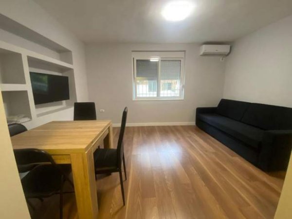 Tirane, jepet me qera apartament 1+1 Kati 1, 65 m² 500 Euro (Komuna Parisit)