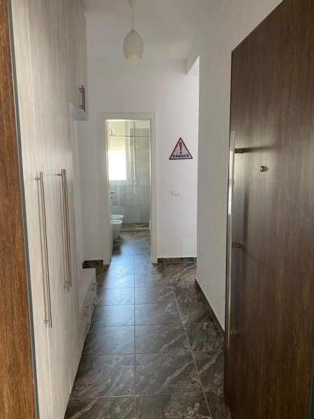 Tirane, jepet me qera apartament 1+1+BLK Kati 10, 66 m² 400 Euro (FUSHA AVIACIONIT)