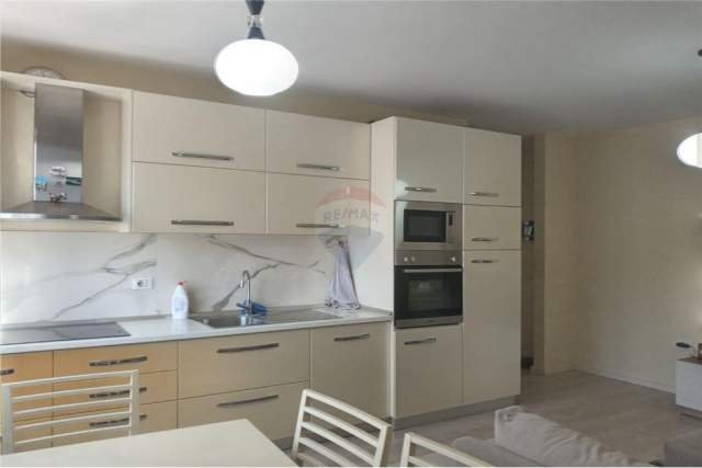 Tirane, jepet me qera apartament 2+1 64 m² 400 Euro (KOMPLEKSI KONTAKT)