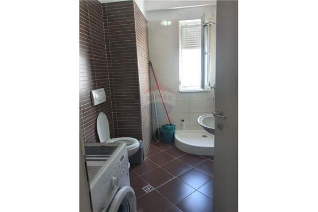 Tirane, jepet me qera apartament 2+1 64 m² 400 Euro (KOMPLEKSI KONTAKT)