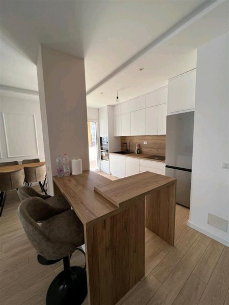 Tirane, jap me qera apartament 3+1 Kati 4, 175 m² 950 € (KTHESA E KAMEZES)