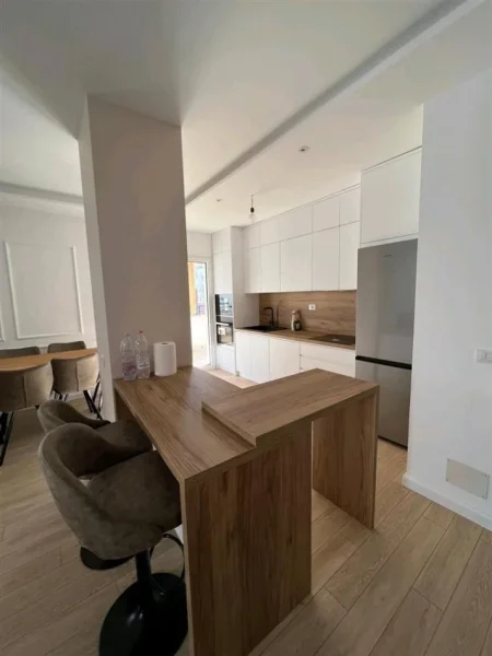 Tirane, jap me qera apartament 3+1 Kati 4, 175 m² 950 € (KTHESA E KAMEZES)