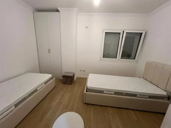 Tirane, jap me qera apartament 3+1 Kati 4, 175 m² 950 € (KTHESA E KAMEZES)