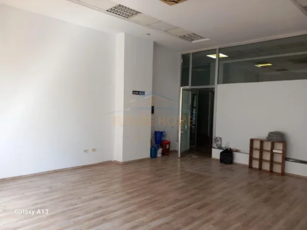 Tirane, jepet me qera ambjent biznesi Kati 1, 55 m² 500 € (Stacioni i Trenit)