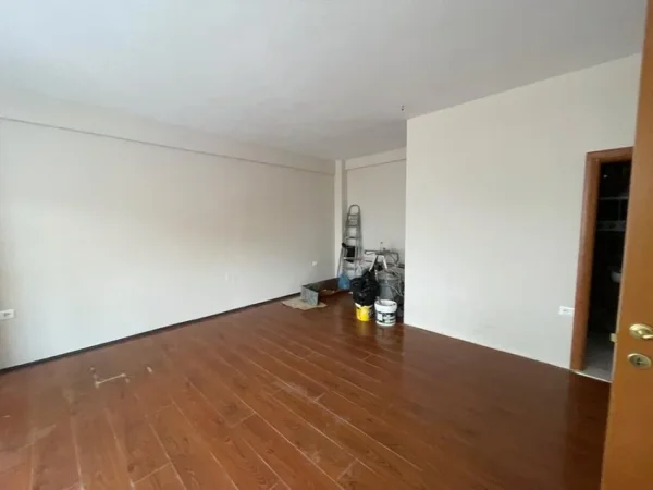 Tirane, jepet me qera zyre Kati 2, 100 m² 800 € (mine peza)