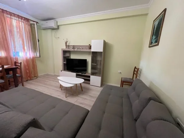 Tirane, jepet me qera apartament 2+1+Ballkon , 600 € (Rruga e Kavajes)