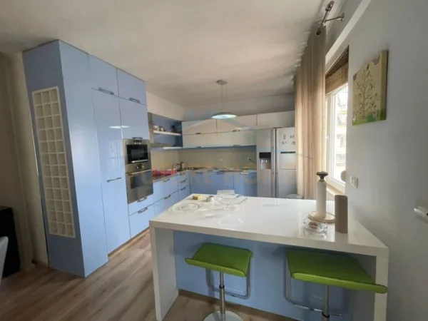 Tirane, jepet me qera apartament 2+1+POST PARKING Kati 4, 155 m² 800 € (Rruga Barrikadave)