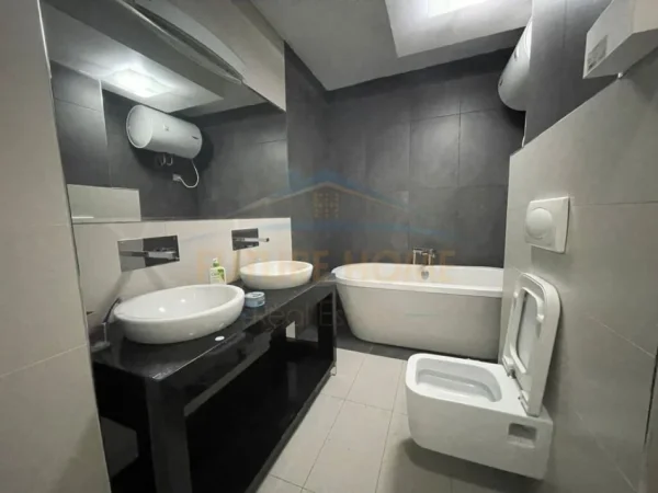 Tirane, jepet me qera apartament 2+1+POST PARKING Kati 4, 155 m² 800 € (Rruga Barrikadave)