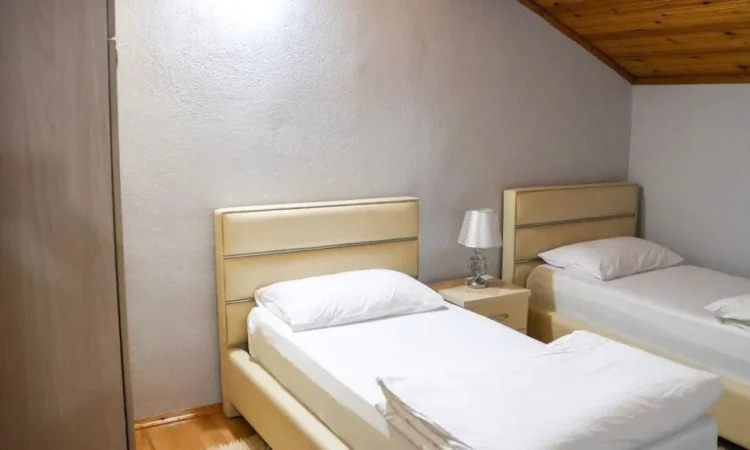 Tirane, jepet me qera apartament duplex 2+1+Ballkon Kati 2, 100 m² 550 € (Rruga Ferit xhajko , prane ish restorant durrsi)