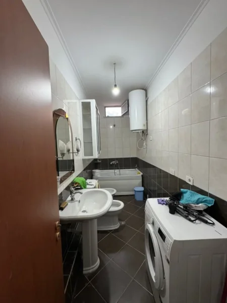 Tirane, jepet me qera apartament 2+1+Ballkon Kati 8, 110 m² 450 € (Pallatet cabej , rruga thoma koxhaj , prane hotel kater 7)