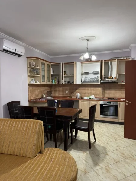 Tirane, jepet me qera apartament 2+1+Ballkon Kati 8, 110 m² 450 € (Pallatet Cabej , rruga Thoma Koxhaj)