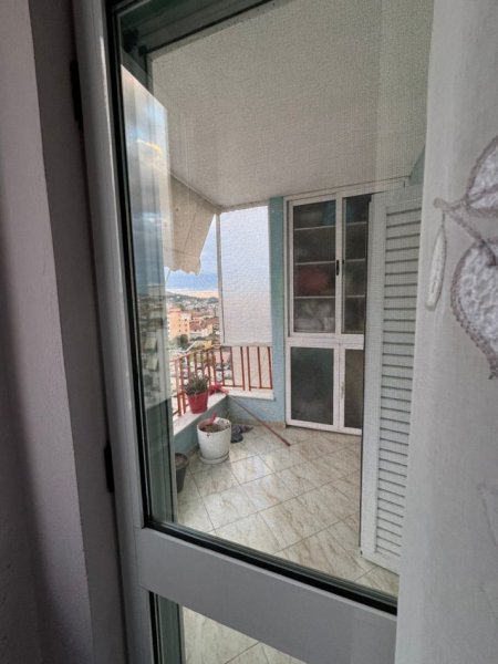Tirane, jepet me qera apartament 2+1+Ballkon Kati 8, 110 m² 450 € (Pallatet Cabej , rruga Thoma Koxhaj)