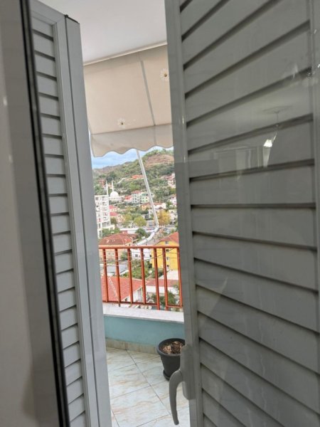 Tirane, jepet me qera apartament 2+1+Ballkon Kati 8, 110 m² 450 € (Pallatet Cabej , rruga Thoma Koxhaj)