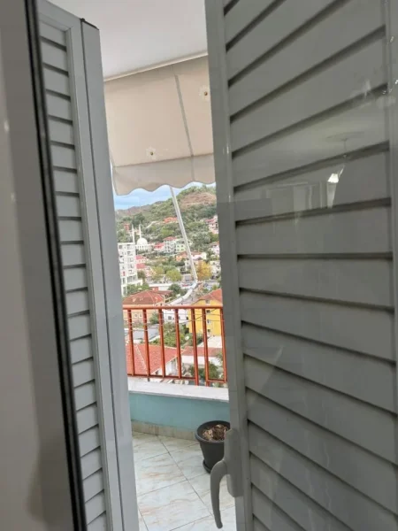 Tirane, jepet me qera apartament 2+1+Ballkon Kati 8, 110 m² 450 € (Pallatet Cabej , rruga Thoma Koxhaj)