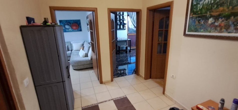 Shqiperi, jepet me qera apartament 3+1 Kati 4, 110 m² 750 € (qender, shkolla kuqe)
