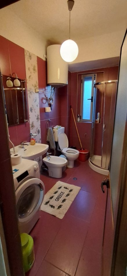 Shqiperi, jepet me qera apartament 3+1 Kati 4, 110 m² 750 € (qender, shkolla kuqe)