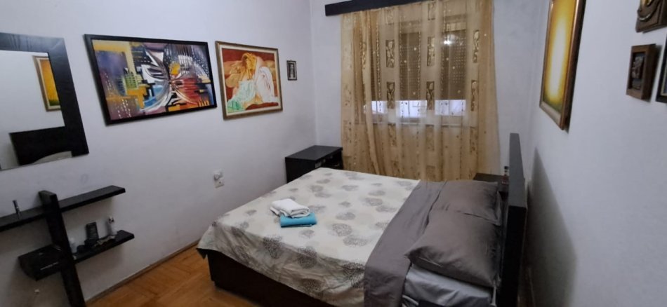 Shqiperi, jepet me qera apartament 3+1 Kati 4, 110 m² 750 € (qender, shkolla kuqe)