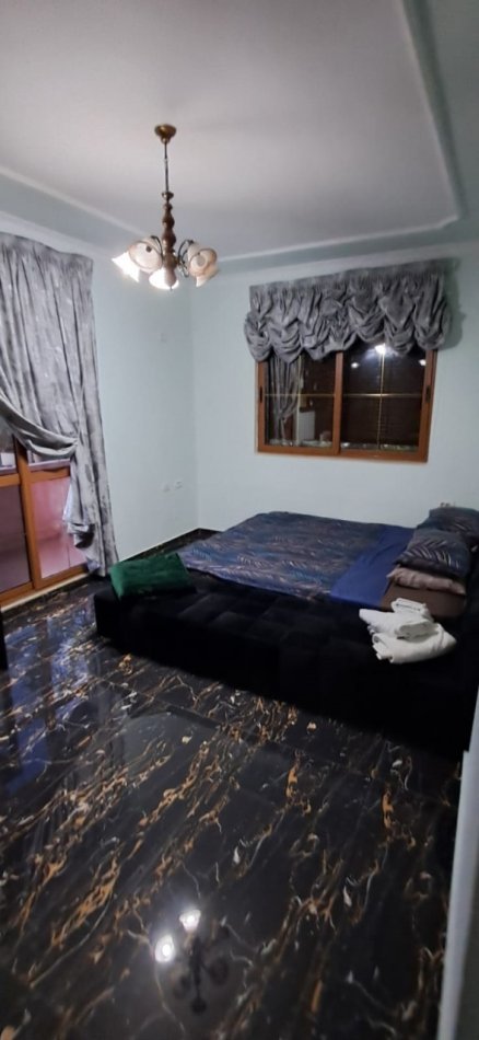 Shqiperi, jepet me qera apartament 3+1 Kati 4, 110 m² 750 € (qender, shkolla kuqe)