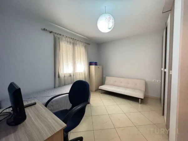 Tirane, jepet me qera apartament 2+1 Kati 3, 100 m² 550 € (Kopshti botanik)