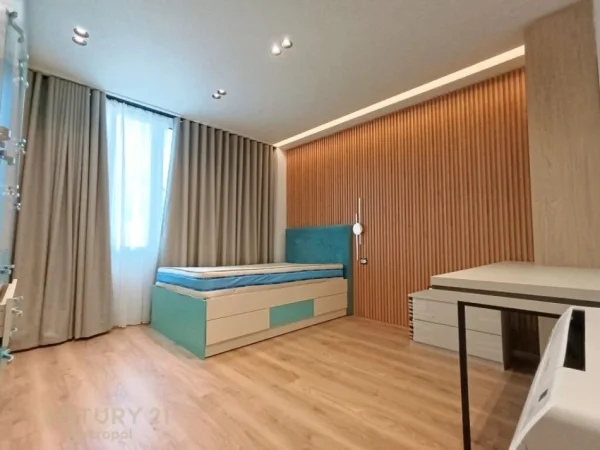 Tirane, jepet me qera apartament 3+1 Kati 9, 115 m² 1.000 € (qender)
