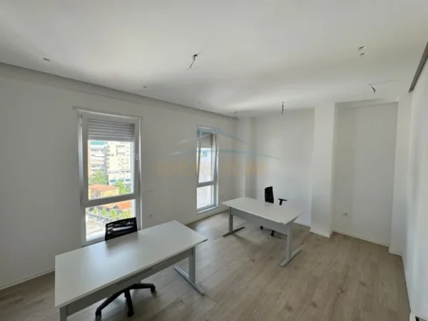 Tirane, jepet me qera ambjent biznesi Kati 9, 136 m² 1.600 € (Rruga e Dibres)