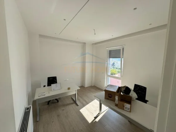 Tirane, jepet me qera ambjent biznesi Kati 9, 136 m² 1.600 € (Rruga e Dibres)