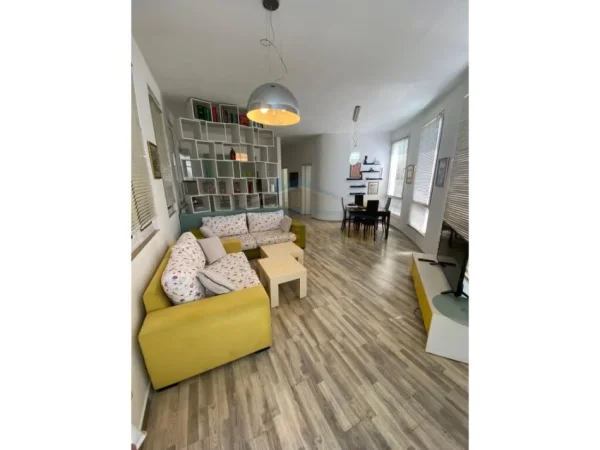 Tirane, jepet me qera apartament 3+1 Kati 1, 107 m² 700 € (Rezidenca ‘Kodra e Diellit 1)