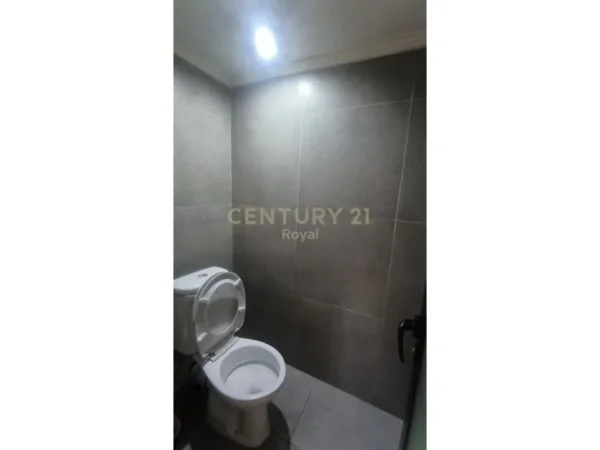 𝐓𝐢𝐫𝐚𝐧𝐞, 𝐬𝐡𝐢𝐭𝐞𝐭 𝐛𝐚𝐫-𝐫𝐞𝐬𝐭𝐨𝐫𝐚𝐧𝐭 𝐊𝐚𝐭𝐢 𝟎, 𝟏𝟓𝟔 𝐦² 𝟓𝟗𝟗.𝟎𝟎𝟎 € (𝐑𝐫𝐮𝐠𝐚 𝐞 𝐃𝐢𝐛𝐫ë𝐬)