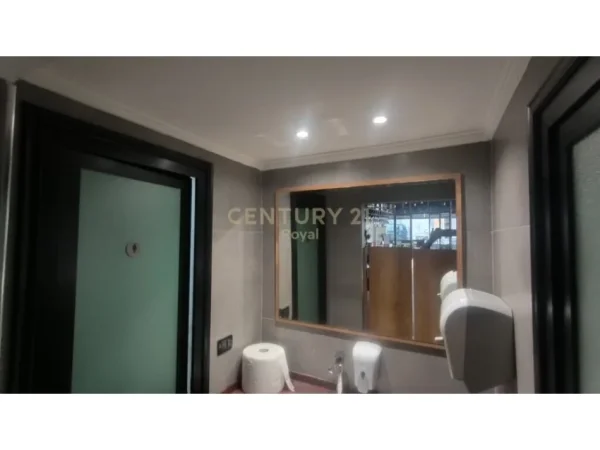 𝐓𝐢𝐫𝐚𝐧𝐞, 𝐬𝐡𝐢𝐭𝐞𝐭 𝐛𝐚𝐫-𝐫𝐞𝐬𝐭𝐨𝐫𝐚𝐧𝐭 𝐊𝐚𝐭𝐢 𝟎, 𝟏𝟓𝟔 𝐦² 𝟓𝟗𝟗.𝟎𝟎𝟎 € (𝐑𝐫𝐮𝐠𝐚 𝐞 𝐃𝐢𝐛𝐫ë𝐬)